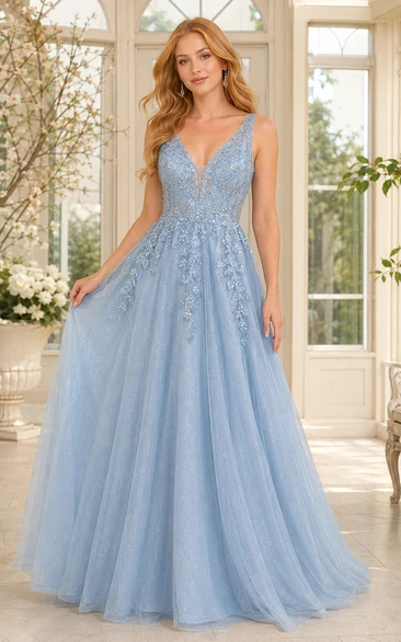 Robe de bal bleu ciel en tulle à col en V, ornée d'appliqués de dentelle et d'une jupe ample.