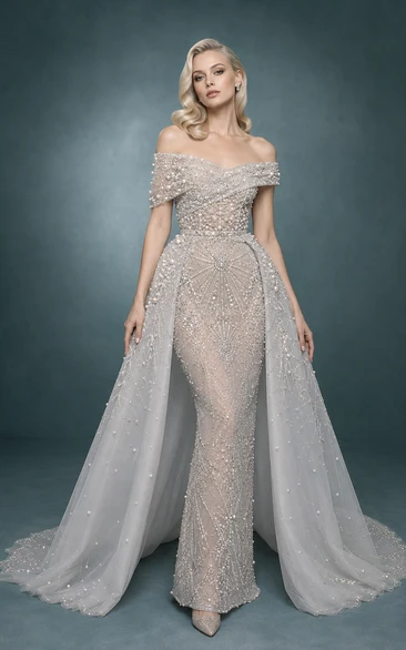 Silbernes, schulterfreies, perlenbesetztes Abendkleid mit Tüllcape-Überrock