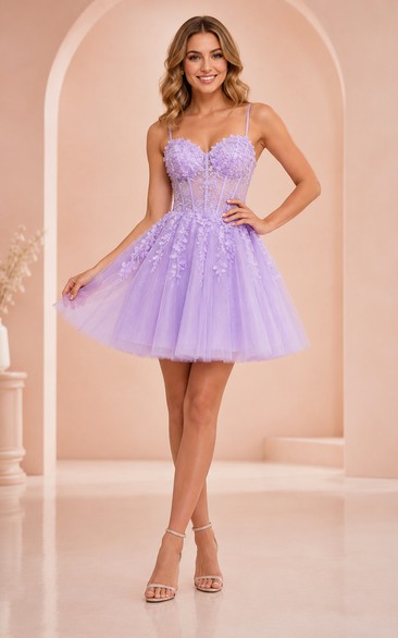 Lavendelfarbenes Mini-Abendkleid aus Glitzertüll mit Spaghettiträgern und A-Linien-Schnitt