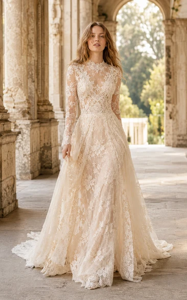 Vestido de novia de encaje con corte en A, mangas largas, cuello alto y cola de capilla.