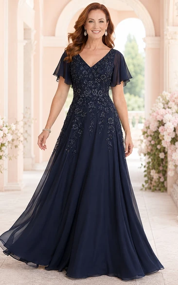 Robe mère bleu marine foncé en mousseline de soie, coupe trapèze, col en V, manches papillon et corsage en dentelle
