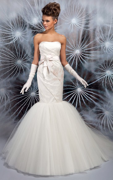 Mermaid Strapless Floor-Length Appliqued Sleeveless Lace&Satin Wedding Dress With Lace-Up Back And Chapel Train