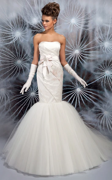 Mermaid Strapless Floor-Length Appliqued Sleeveless Lace&Satin Wedding Dress With Lace-Up Back And Chapel Train