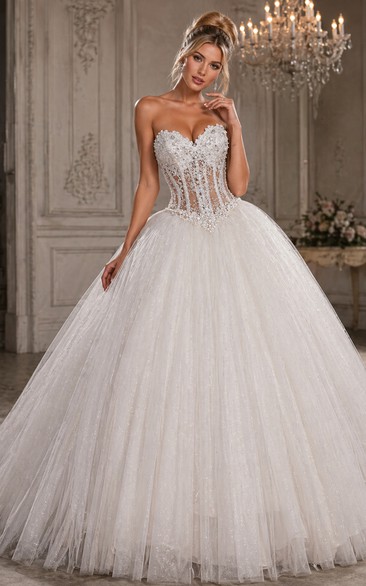 Elegantes, ärmelloses Tüll-Brautkleid mit Herzausschnitt, Applikationen und Perlenstickerei