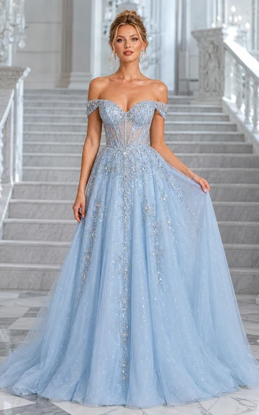 Vestido de gala azul cielo de tul con hombros descubiertos, corpiño tipo corsé y apliques brillantes.