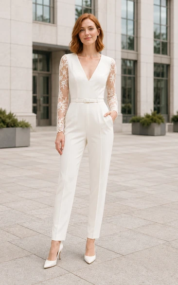 Mono de boda blanco con escote en V, mangas de encaje y bolsillos.
