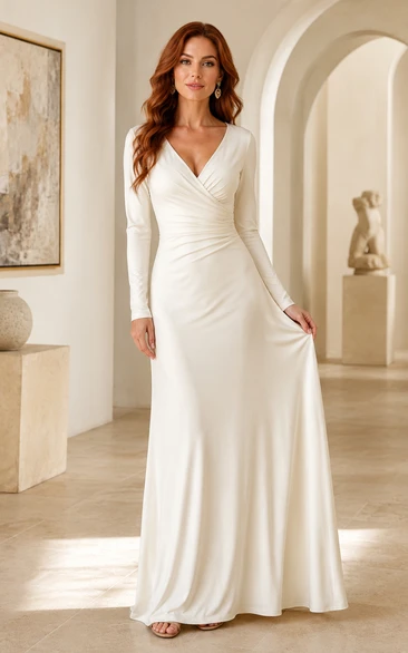 Vestido de novia de corte A con escote en V y mangas largas, cintura fruncida y falda sencilla hasta el suelo.