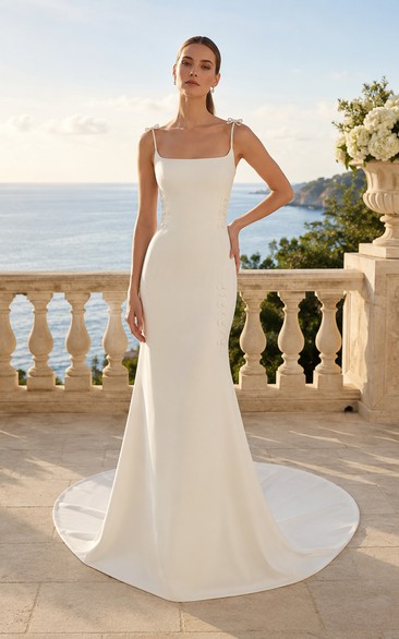 Weißes, trägerloses Brautkleid mit Schleppe