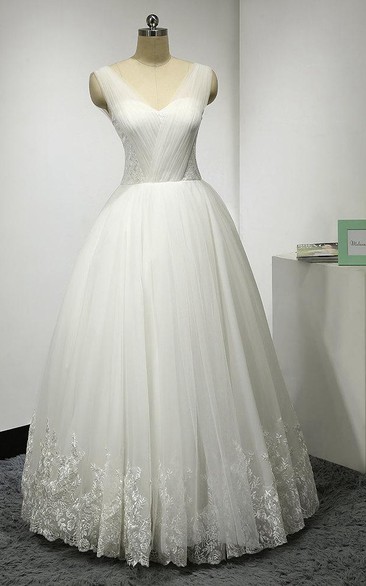Sleeveless V-Neck A-Line Tulle Bridal Gown With Lace Hemline and Pleats
