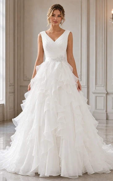 Robe de mariée en organza froncée, coupe trapèze, manches courtes, col en V long, volants et étages