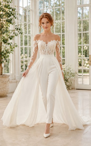 Weißer schulterfreier Braut-Jumpsuit aus Spitze mit Tüllschleppe