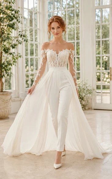 Weißer schulterfreier Braut-Jumpsuit aus Spitze mit Tüllschleppe