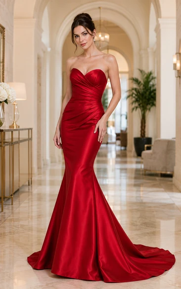 Robe sirène rouge en satin sans bretelles, bustier en cœur et traîne.
