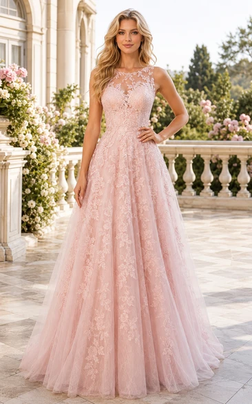 Vestido formal de corte A en tul y encaje rosa empolvado con escote ilusión y cola larga.