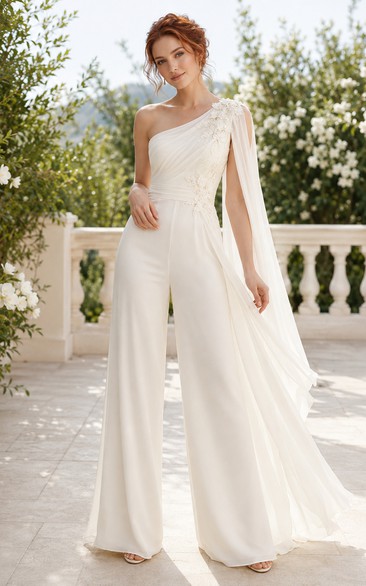 Elfenbeinfarbener Braut-Jumpsuit mit einem Träger und Chiffonschleppe