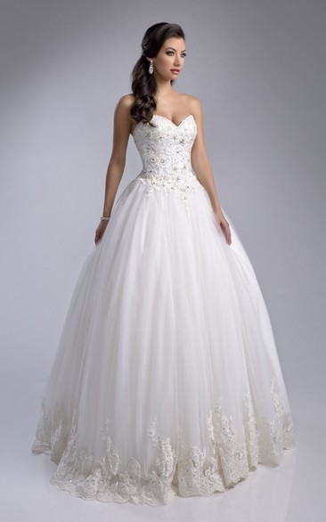 Lace Bodice Tulle Ball Gown With Sweetheart Neck And Appliqued Hemline