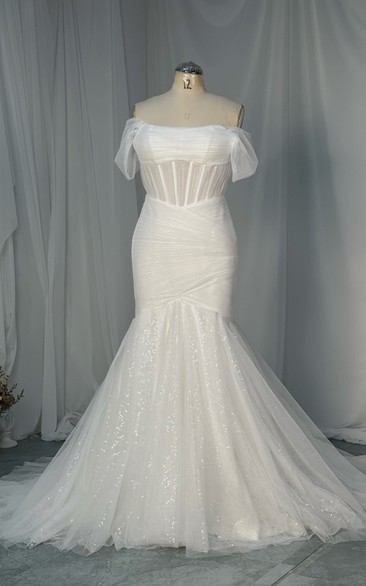 Robe de mariée sirène en tulle plissé, ornée de sequins, à épaules dénudées et taille illusion, avec traîne chapelle.
