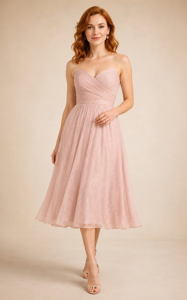 Robe de cocktail bustier en tulle rose poudré, longueur thé, coupe trapèze, avec corsage froncé en forme de cœur