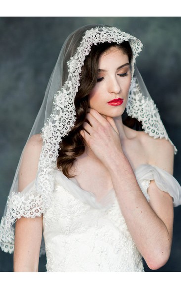 Short Cute Wedding Veil with Lace Appliques