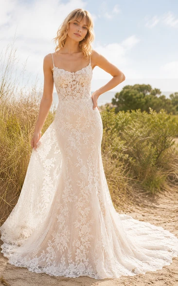 Robe de mariée sirène en dentelle à fines bretelles, dos nu et traîne chapelle