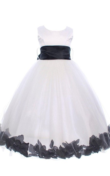 Sleeveless Scoop-neck Dress With Bow and Petals