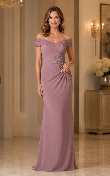 Robe fourreau mauve à épaules dénudées, corsage froncé et taille drapée