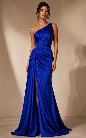 Vestido de noche azul marino de un solo hombro con elegante drapeado y detalle lateral de cristal.