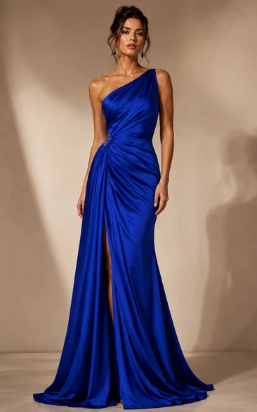 Vestido de noche azul marino de un solo hombro con elegante drapeado y detalle lateral de cristal.
