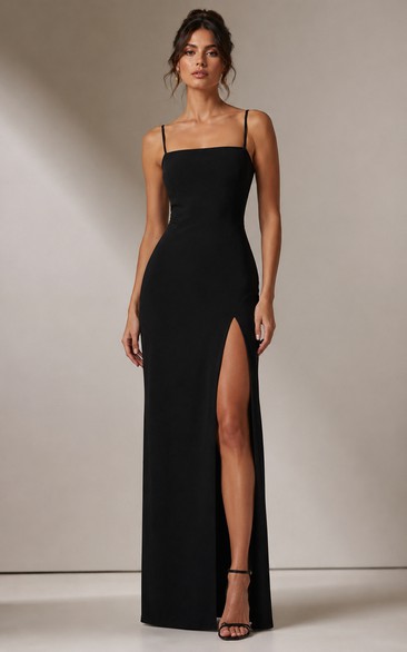Robe de soirée noire fourreau avec fente haute, col carré et fines bretelles spaghetti