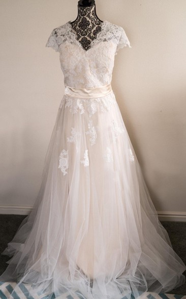 V-Neck Appliqued Tulle Skirt Lace Bodice Dress With Short Sleeves