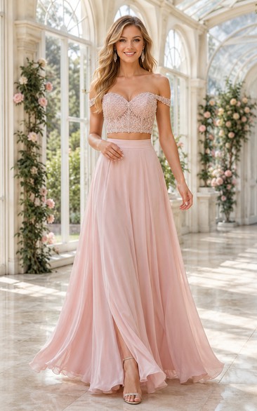 Vestido largo de dos piezas color rosa empolvado con top de encaje y falda de gasa suave.