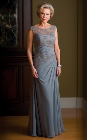 Chiffon-Etui-Kleid mit Rundhalsausschnitt und seitlicher Drapierung, das die Mutter der Braut ziert