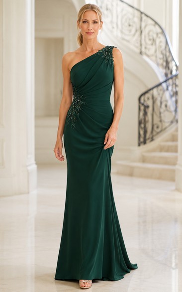 Robe de soirée fourreau vert foncé à une épaule, ornée de perles à l'épaule et froncée à la taille.
