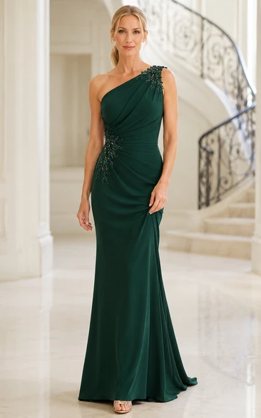 Vestido de noche ajustado de un solo hombro en color verde oscuro con detalle de cuentas en el hombro y cintura fruncida.