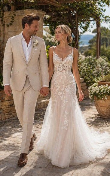 Robe de mariée fourreau en organza et dentelle, col en V, sans manches, traîne courte, ornée d'appliques et de fines bretelles.