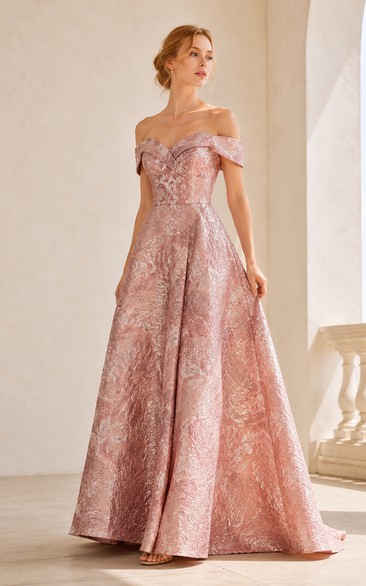 Robe de bal rose poudré à épaules dénudées et coupe trapèze en satin texturé