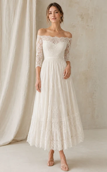 Schulterfreies, wadenlanges Brautkleid aus Spitze mit Dreiviertelärmeln
