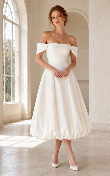 Vestido de novia de satén largo hasta la rodilla con hombros descubiertos
