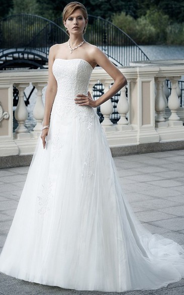 A-Line Appliqued Sleeveless Strapless Floor-Length Tulle Wedding Dress