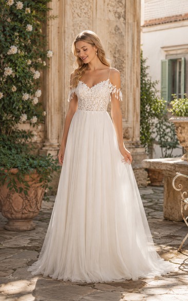 Robe de mariée deux pièces en dentelle ivoire, coupe trapèze, avec jupe en mousseline.