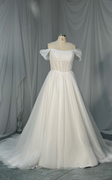 Robe de mariée princesse en tulle à sequins, épaules dénudées, taille illusion et traîne chapelle