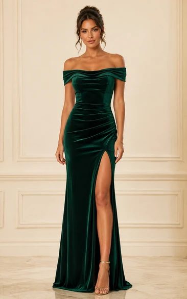 Robe de bal en velours vert émeraude à épaules dénudées et fente sur la cuisse