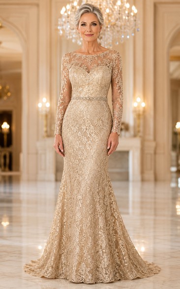 Vestido de sirena de encaje con cuentas y mangas largas color champán con cola.