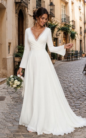 Vestido de novia de gasa color marfil con escote en V y manga larga, espalda de encaje.