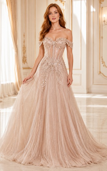 Vestido de fiesta de corte A de tul color champán con hombros descubiertos y corpiño con apliques de encaje.