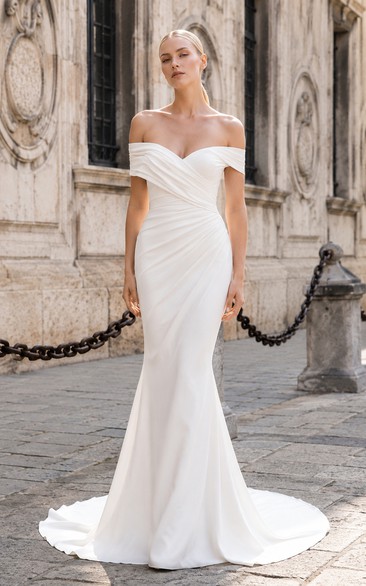 Schulterfreies Meerjungfrauen-Hochzeitskleid aus Satin mit drapiertem Oberteil