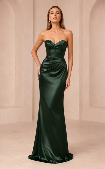 Vestido formal de satén verde oscuro sin tirantes estilo sirena con corpiño tipo corsé con escote corazón.