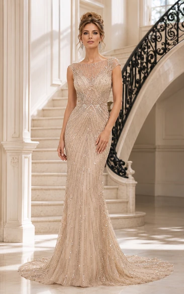Champagnerfarbenes, perlenbesetztes Etui-Abendkleid mit Illusionsausschnitt und Schmucksteinen