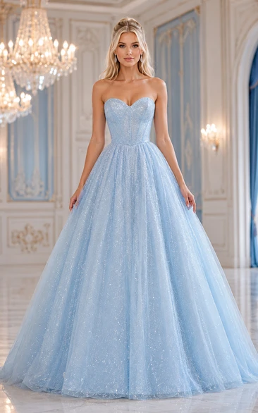 Vestido de fiesta de gala azul cielo sin tirantes de tul brillante con corpiño de escote corazón.