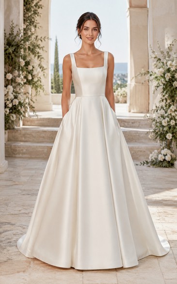 Robe de mariée trapèze en satin, col carré simple, jupe ample et traîne.
